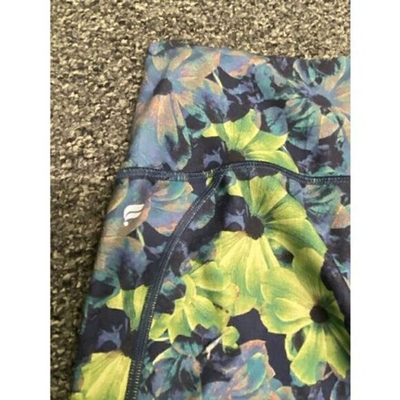 Fabletics Women's Superbloom Define PowerHold® Mid-Rise Capri Leggings Medium - Picture 10 of 10